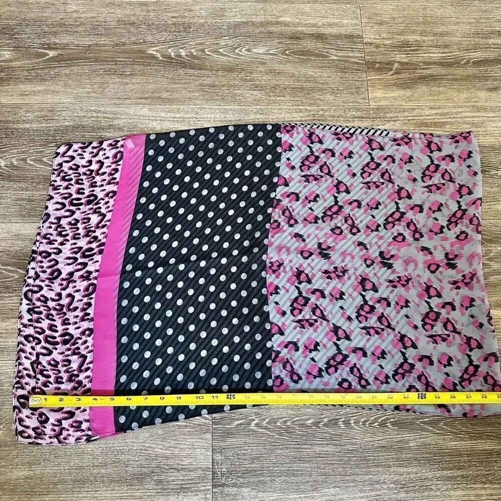 Pink cheetah pattern scarf - Picture 5 of 7